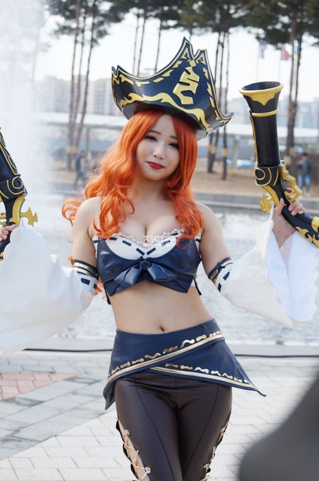 LoLミスフォーチュンのコスプレをするユンソルファ